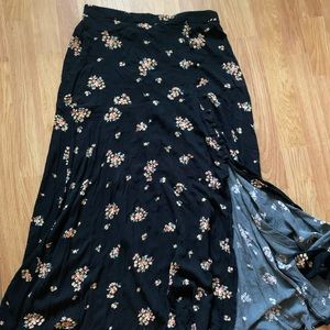 Super cute skirt with a slit on the left hand side! Never worn!!